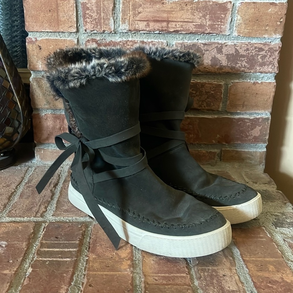 TOMS Vista Faux Fur Lined Green Leather Suede Boots